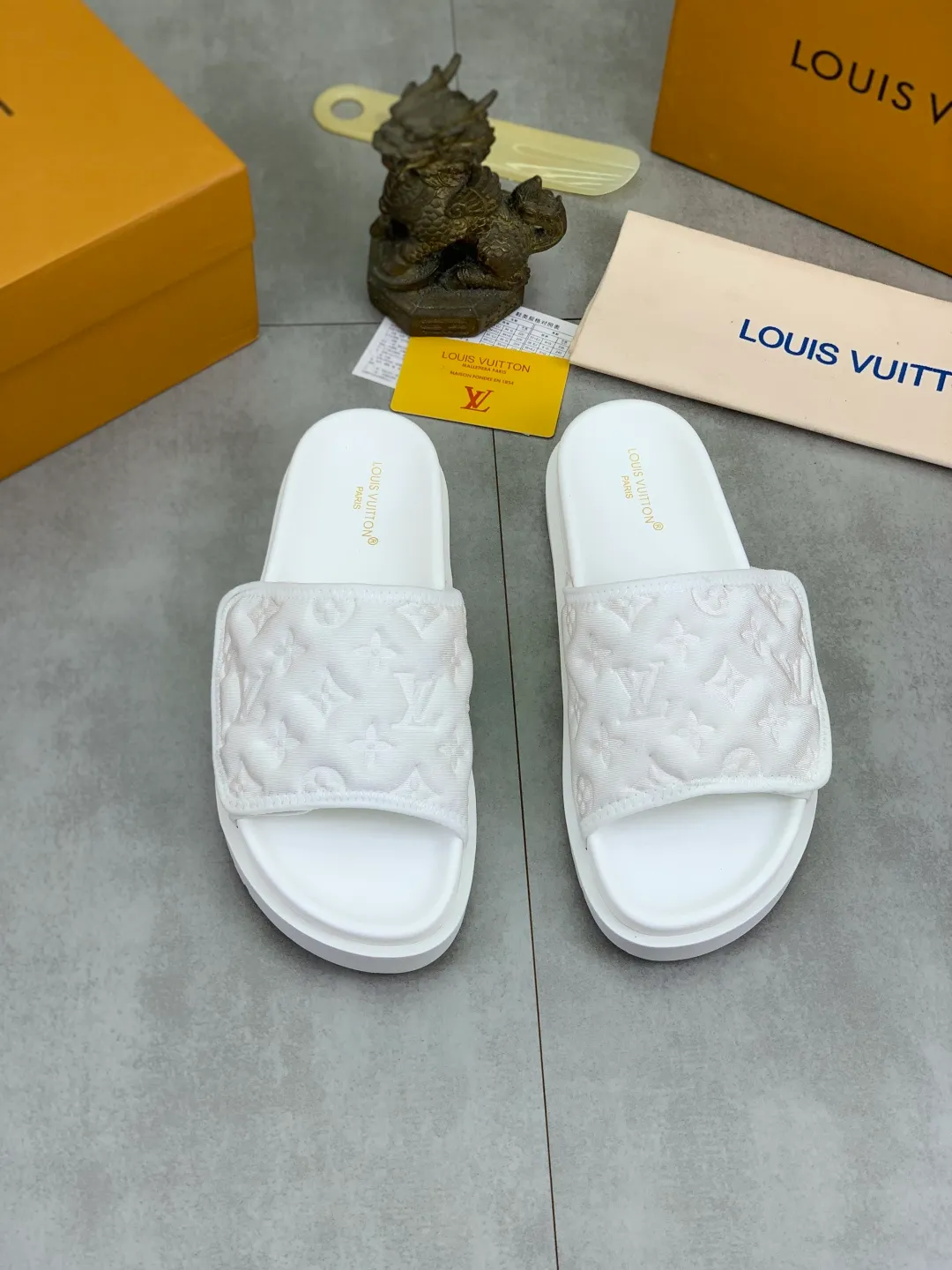 Men's shoes 💰P320 💰[New style]🆘 Original quality [LOUIS VUITTON] The popular Louis Vuitton LV men's slippers on the official website are on sale simultaneously! Original fabric imported from Italy, original factory special supply, code number: 38-44 (45 customized), many colors available